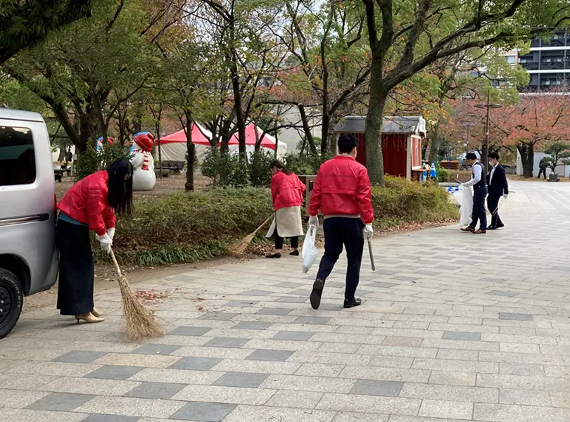 写真：天神中央公園でごみ収集をする社員たち