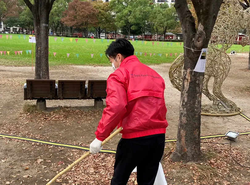 写真：天神中央公園で清掃活動に励む男性社員